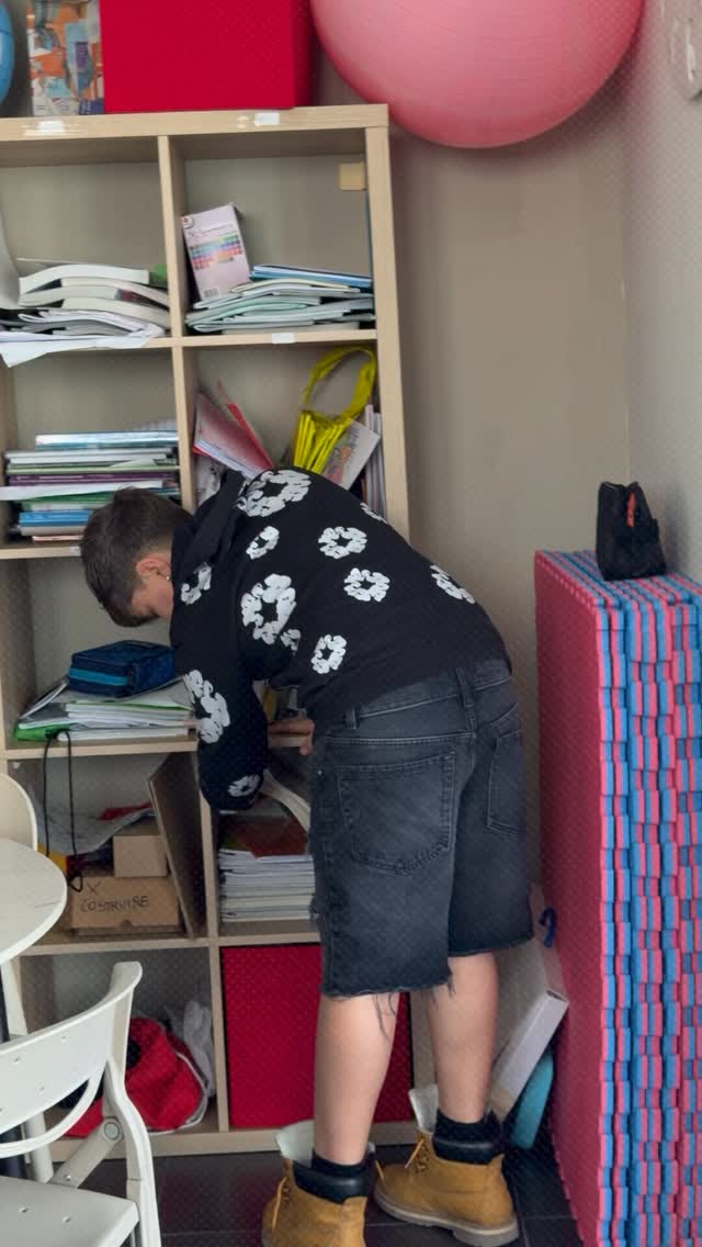 Ore sui libri…
e la sensazione di non aver fatto nulla.

Se ti succede, fermati un attimo:
questa difficoltà è reale.

Non è pigrizia.
Non è che “non ti impegni abbastanza”.

Spesso è una questione di metodo.
Di strumenti che non sono adatti a te.

👉 Studiare non è uguale per tutti.
E no, non vali meno se fai più fatica.

Gli strumenti esistono. E anche tanti.
Ma devi trovare quelli giusti per come funziona il tuo cervello.

Quando inizi a conoscerti davvero,
studiare smette di essere solo fatica.

📩 Condividilo con qualcuno che ha bisogno di sentirlo. #dsa #metododistudio