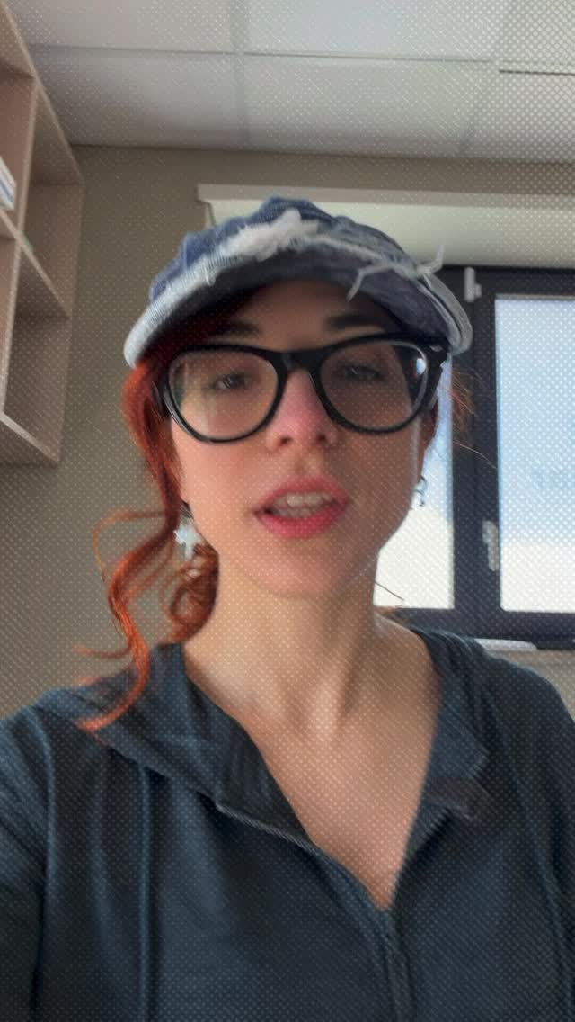 Non è pigrizia.
E non è nemmeno mancanza di volontà.

Spesso il problema è che il cervello si blocca davanti a compiti troppo grandi, poco chiari o troppo faticosi (ancora di più se hai un DSA).

Quando qualcosa sembra troppo, il cervello non parte. Evita.

👉 La chiave non è “sforzarsi di più”
👉 Ma iniziare più in piccolo

Anche una cosa minuscola:
una pagina, un esercizio, un primo passo.

Perché la motivazione non viene prima.
Arriva dopo che inizi.

💾 Salva questo video per quando ti sentirai bloccato