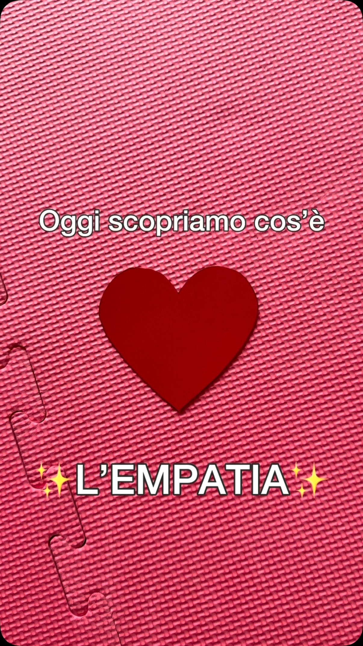 💛 Come si spiega l’empatia a un bambino?

Con un cuore di carta, una storia e un piccolo gesto.

Ogni volta che il protagonista veniva ferito da parole o azioni, i bambini strappavano un pezzetto del loro cuore. Alla fine quel cuore era cambiato, proprio come succede quando le ferite emotive lasciano il segno.

Poi ci siamo guardati negli occhi, abbiamo imitato i movimenti dell’altro e scoperto che l’empatia nasce proprio da qui: osservare, ascoltare e provare a mettersi nei panni di chi abbiamo davanti.

Perché educare alle emozioni significa aiutare i bambini a costruire relazioni più consapevoli, rispettose e gentili. ❤️

#EducazioneEmotiva #Empatia #IntelligenzaEmotiva #Bambini #laboratorioemozioni