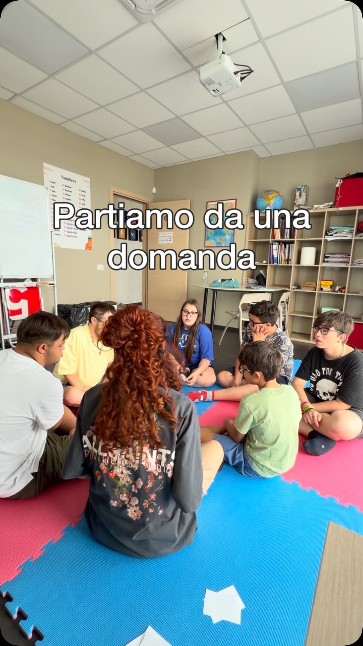 Le emozioni non si vedono solo sul viso… si sentono anche nel corpo. ❤️🧠

Durante il nostro laboratorio abbiamo costruito la “mappa delle emozioni”: partendo dalla sagoma del corpo, i ragazzi hanno riflettuto su dove percepiscono la rabbia, la paura, la gioia, la tristezza e la calma.

💭 “Quando ho paura sento la pancia chiusa.”
💭 “Quando sono felice mi sembra che il cuore salti.”
💭 “Quando mi arrabbio stringo i denti.”

Riconoscere questi segnali è il primo passo per imparare a dare un nome alle emozioni e, con il tempo, a gestirle in modo più consapevole.

Un’attività semplice, concreta e coinvolgente che ha permesso ai ragazzi di ascoltarsi, confrontarsi e scoprire che ognuno vive le emozioni in modo diverso… e va bene così. 🌈

#EducazioneEmotiva #Emozioni #ConsapevolezzaEmotiva